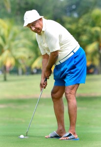 Sri Chinmoy spielt Golf.